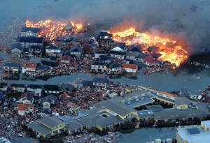Снизу дома охватила вода - ее принесло цунами, а крыши пожирает огонь.